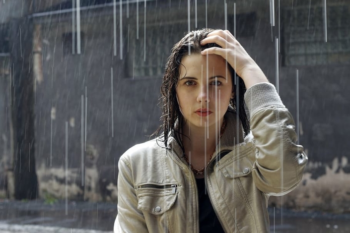 vrouw in de regen